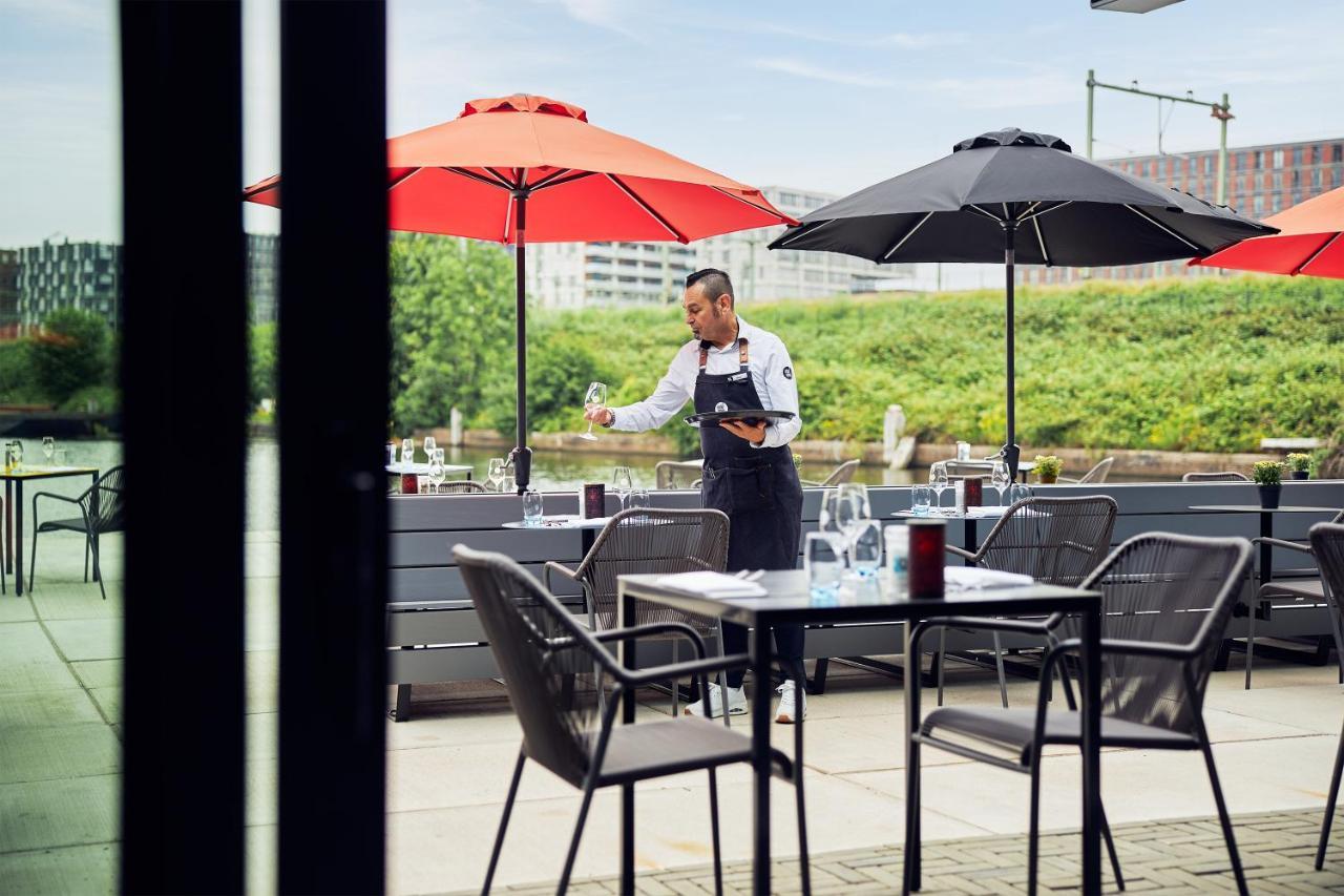Inntel Hotels Amsterdam Landmark エクステリア 写真 A waiter serving wine at a restaurant