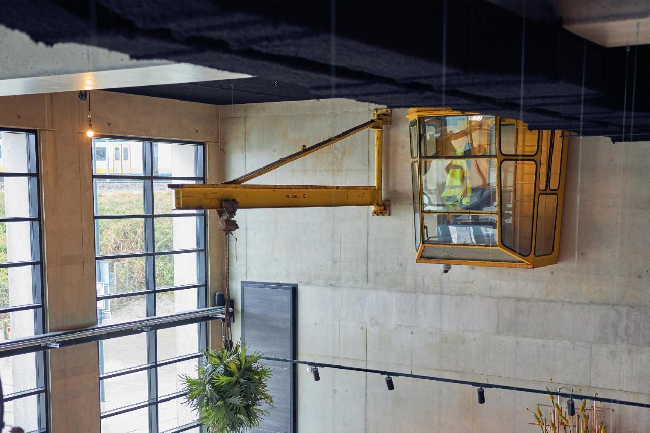 Inntel Hotels Amsterdam Landmark エクステリア 写真 The elevator is operated by a manual winch.